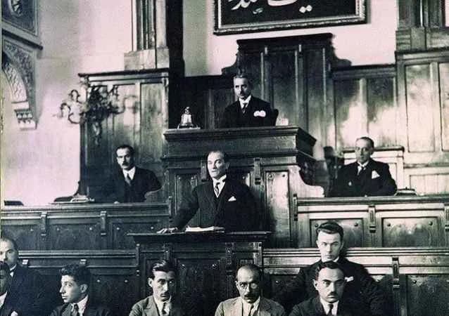 ATATÜRK CUMHURİYET FİKRİNİ İLK NE ZAMAN DİLE GETİRMİŞTİR?